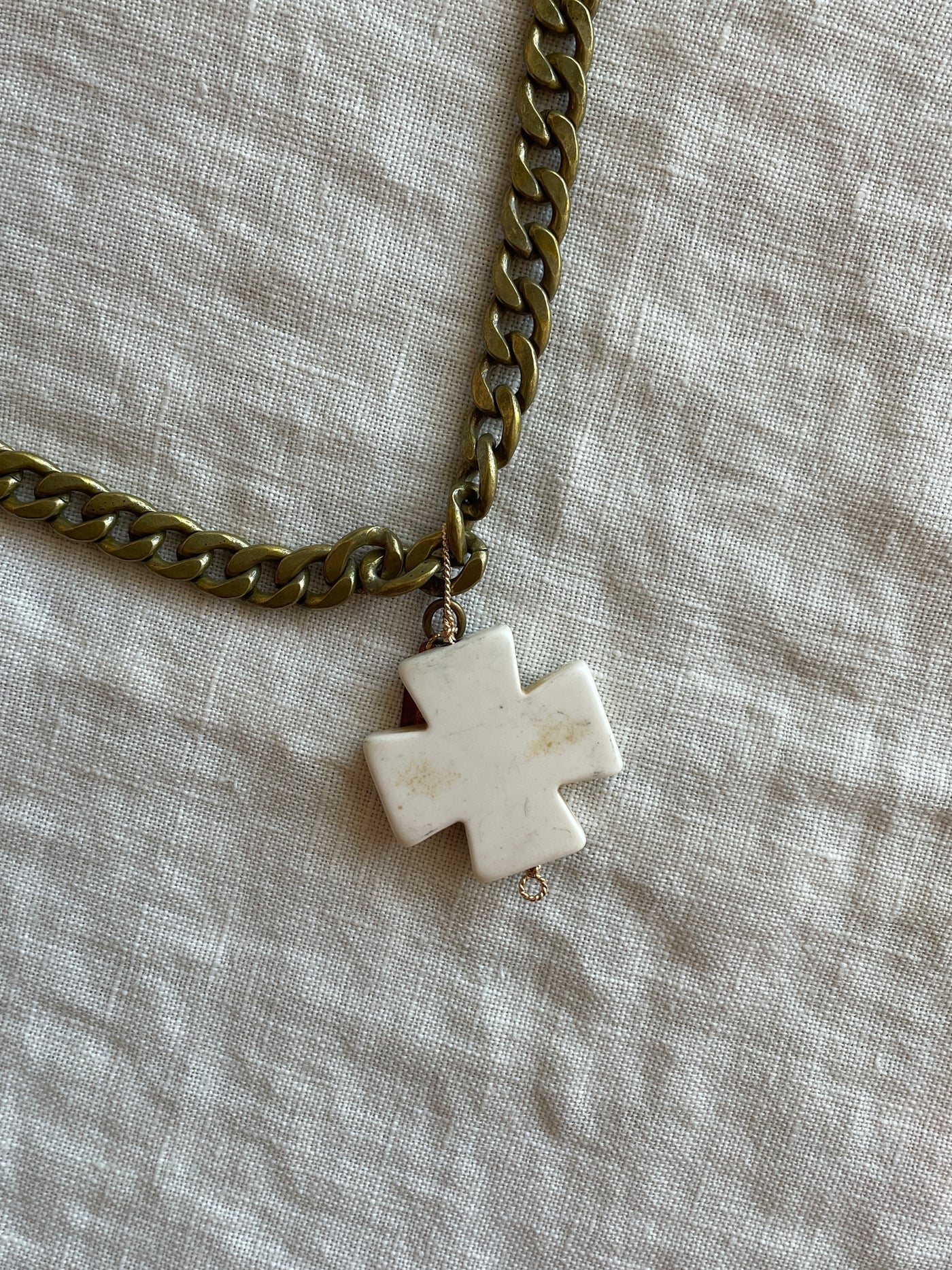 N11-1 WHITE BONE CROSS CD24